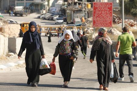 الخليل تتحول إلى سجن بسبب الحواجز والاغلاقات